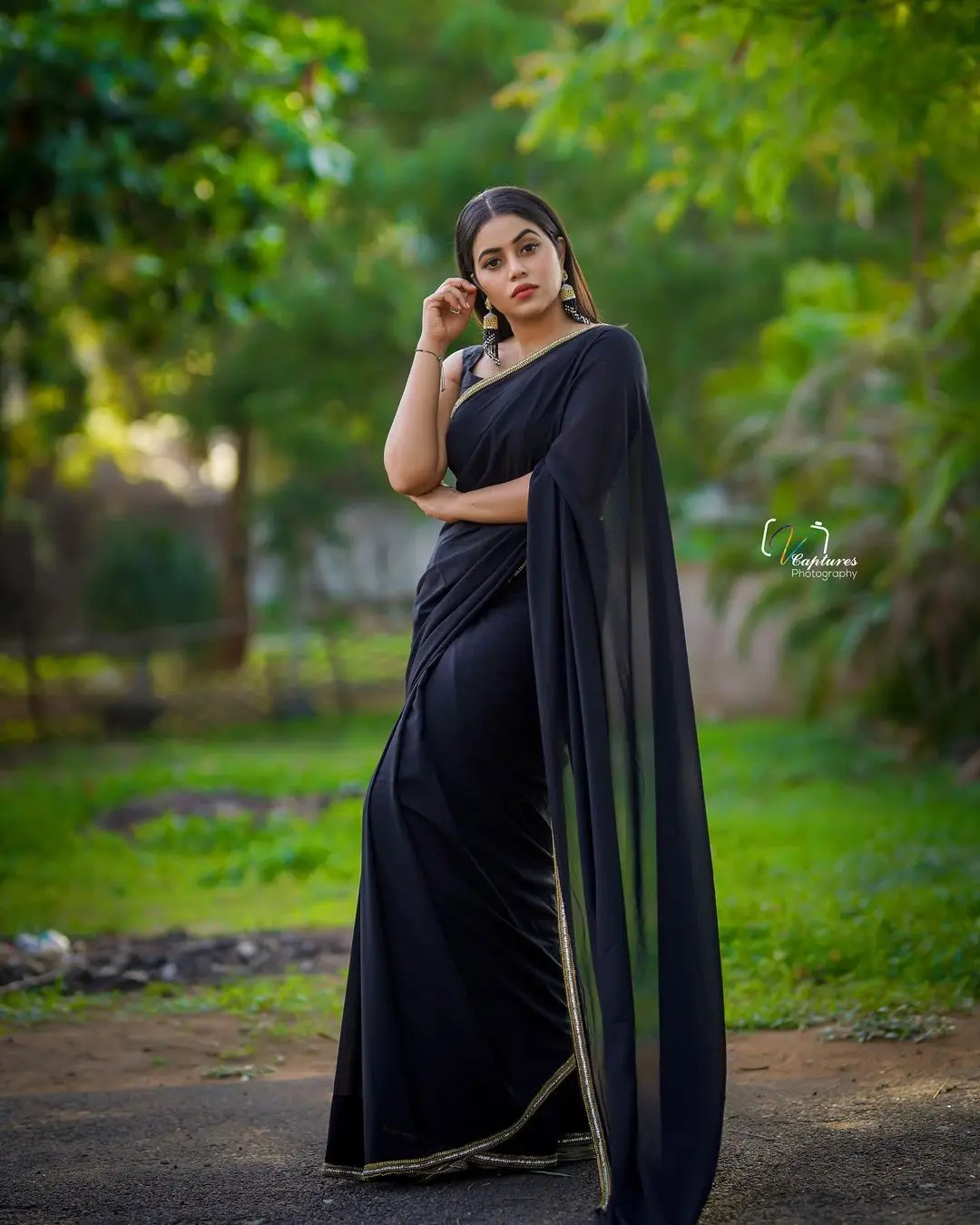 Shamna Kasim Mesmerizing Looks In Beautiful Black Saree Sleeveless Blouse